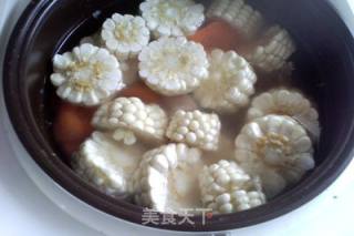 胡萝卜玉米排骨汤的做法步骤：6