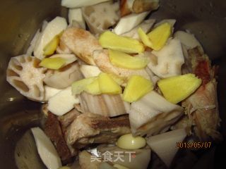山药莲藕大骨汤的做法步骤：5
