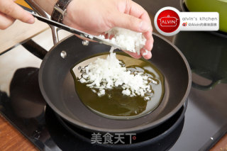 茄汁海鲜宽面的做法步骤：2