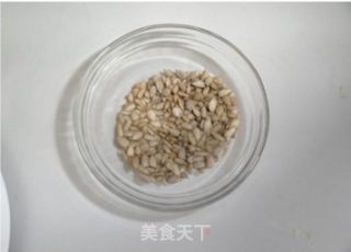 给爸爸做适合男士喝的滋补豆浆——葵花籽黑豆浆的做法步骤：2