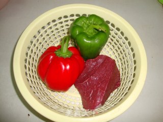 【辣椒炒牛肉】-----我家宝贝的最爱的做法步骤：1