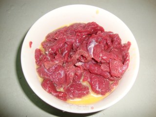 【辣椒炒牛肉】-----我家宝贝的最爱的做法步骤：2