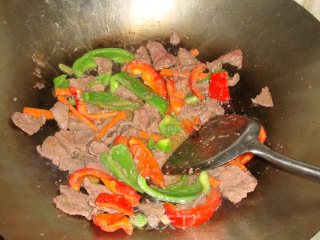 【辣椒炒牛肉】-----我家宝贝的最爱的做法步骤：9