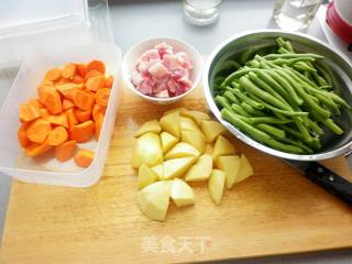 【宝宝最爱】----------红烧肉炖土豆豆角胡萝卜的做法步骤：1