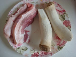 杏鲍菇红烧肉的做法步骤：1