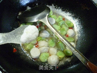 鱼丸炒蚕豆的做法步骤：11
