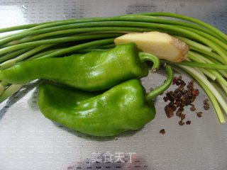 蒜苔炒青椒的做法步骤：1
