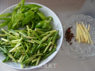 蒜苔炒青椒的做法步骤：2