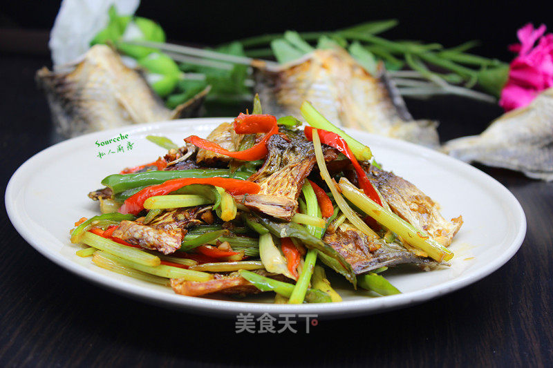 彩椒炒腊鱼干的做法