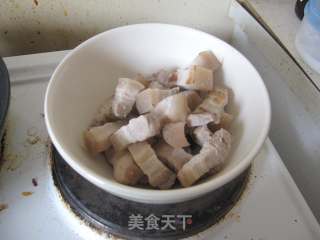 不用酱油的美味【红烧肉】的做法步骤：3