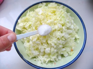 有料的饺子超级香——白菜鲜肉甜玉米蒸饺的做法步骤：3