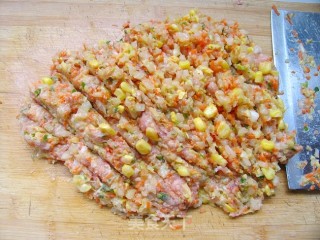 有料的饺子超级香——白菜鲜肉甜玉米蒸饺的做法步骤：6