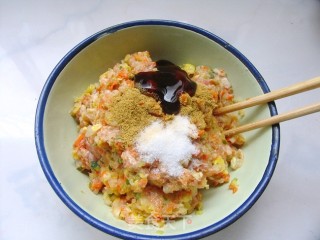 有料的饺子超级香——白菜鲜肉甜玉米蒸饺的做法步骤：7