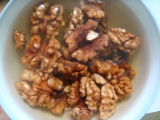 益智补脑菜~~韭菜炒核桃仁的做法步骤：1