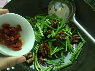 益智补脑菜~~韭菜炒核桃仁的做法步骤：8