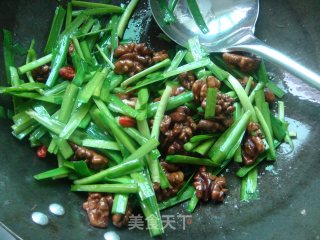 益智补脑菜~~韭菜炒核桃仁的做法步骤：9