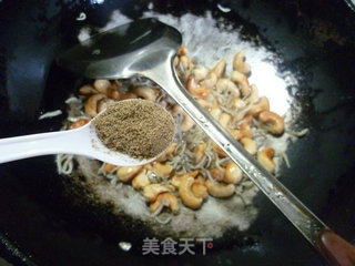 小海蜒炒腰果的做法步骤：6
