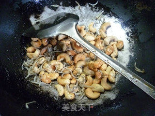 小海蜒炒腰果的做法步骤：8