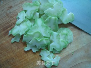 废料利用之凉拌西兰花茎的做法步骤：1