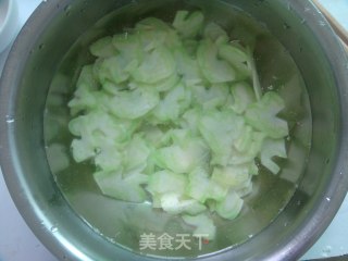 废料利用之凉拌西兰花茎的做法步骤：5
