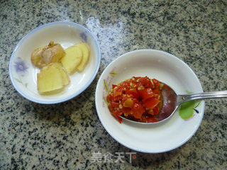 剁椒鱿鱼炒毛豆的做法步骤：2