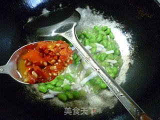 剁椒鱿鱼炒毛豆的做法步骤：12