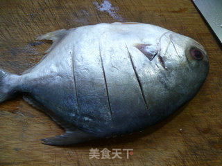 糖醋金鲳鱼的做法步骤：4
