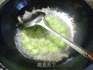 洋葱炒蚕豆的做法步骤：7