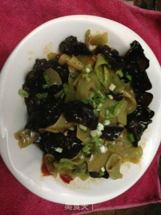 鱼香味莴苣炒木耳的做法步骤：5