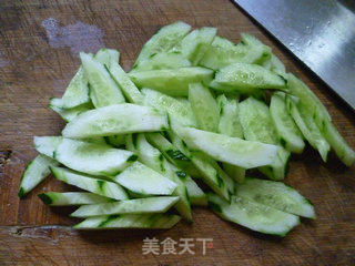 西瓜皮拌虎皮青瓜的做法步骤：4