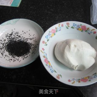 糯米芝麻糕的做法步骤：1
