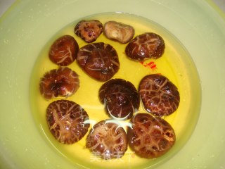 【香菇黄酒焖滑鸡】---营养 美味的组合的做法步骤：3