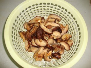 【香菇黄酒焖滑鸡】---营养 美味的组合的做法步骤：4