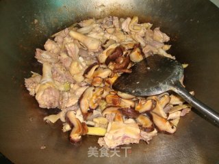 【香菇黄酒焖滑鸡】---营养 美味的组合的做法步骤：6