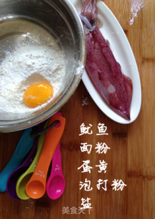 酥炸鱿鱼圈的做法步骤：1