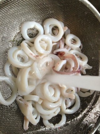 酥炸鱿鱼圈的做法步骤：5