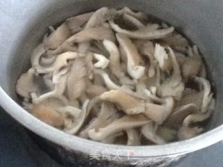 椒盐蘑菇的做法步骤：2