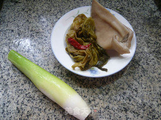 酸菜茭白炒猪耳朵的做法步骤：1