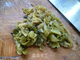 酸菜茭白炒猪耳朵的做法步骤：5