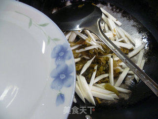酸菜茭白炒猪耳朵的做法步骤：7