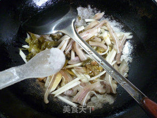 酸菜茭白炒猪耳朵的做法步骤：11