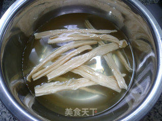腐竹炒西瓜皮的做法步骤：2