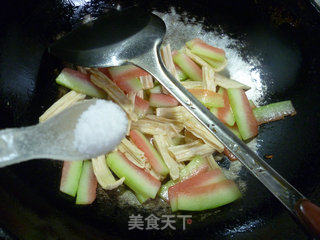 腐竹炒西瓜皮的做法步骤：9