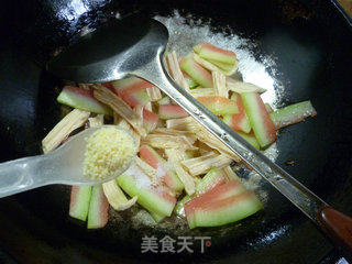 腐竹炒西瓜皮的做法步骤：10