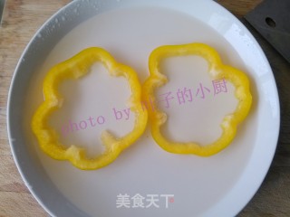 太阳花煎鸡蛋的做法步骤：3