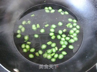 开胃养眼饭--------五彩菠萝炒饭（巧挖菠萝）的做法步骤：2