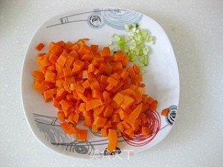 开胃养眼饭--------五彩菠萝炒饭（巧挖菠萝）的做法步骤：3