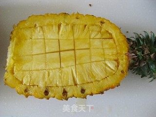 开胃养眼饭--------五彩菠萝炒饭（巧挖菠萝）的做法步骤：5