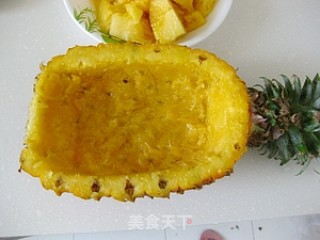 开胃养眼饭--------五彩菠萝炒饭（巧挖菠萝）的做法步骤：6