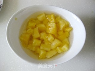 开胃养眼饭--------五彩菠萝炒饭（巧挖菠萝）的做法步骤：7